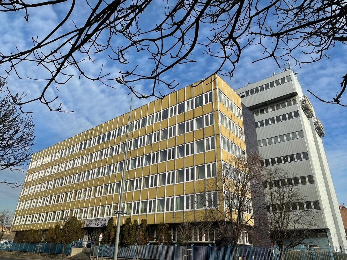 The College Group Hostel Budapest Exterior photo